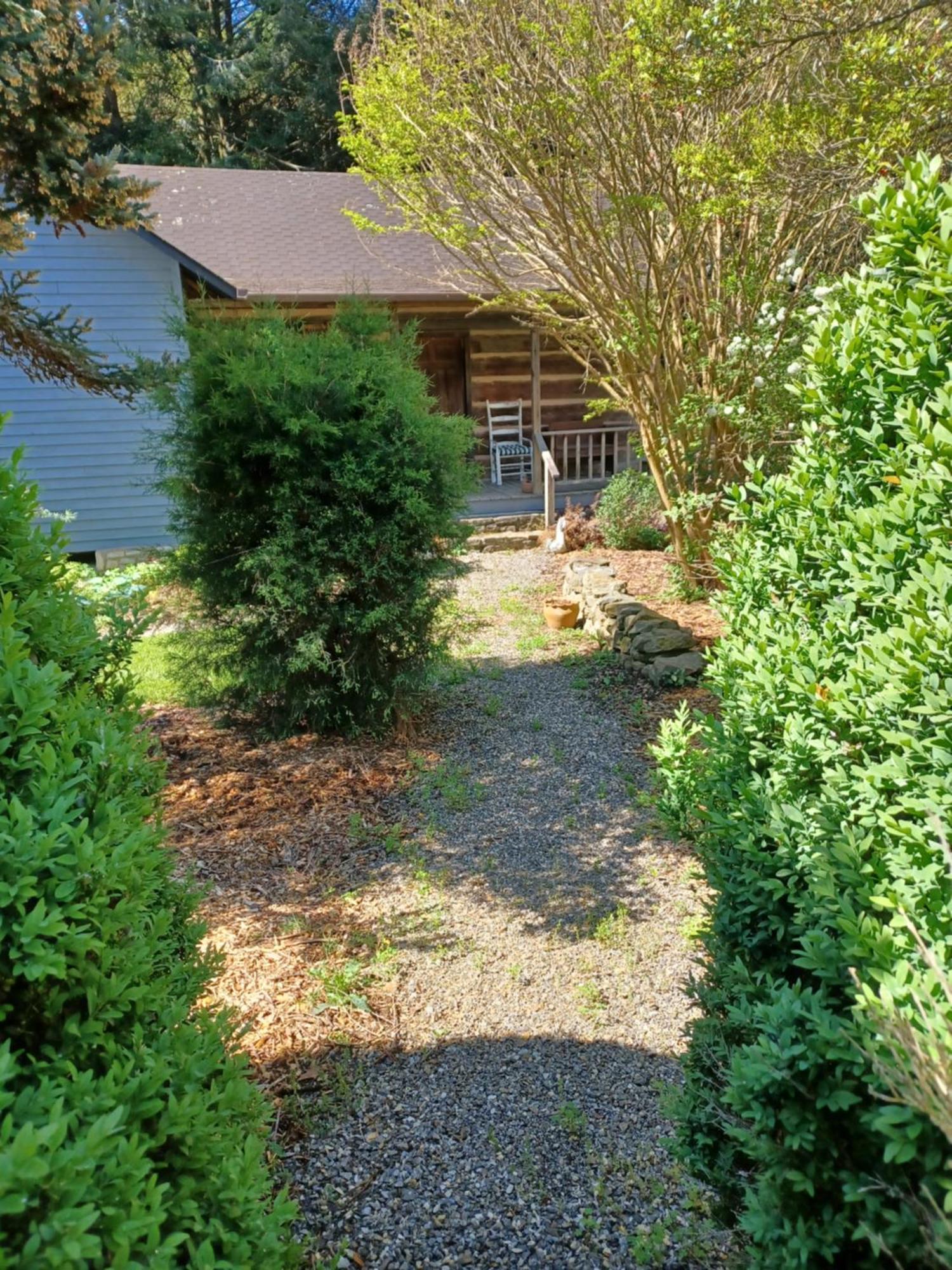 Restored1850S Log Cabin, With Gazebo And Gardens! 1 Mile To Downtown 웨버빌 외부 사진