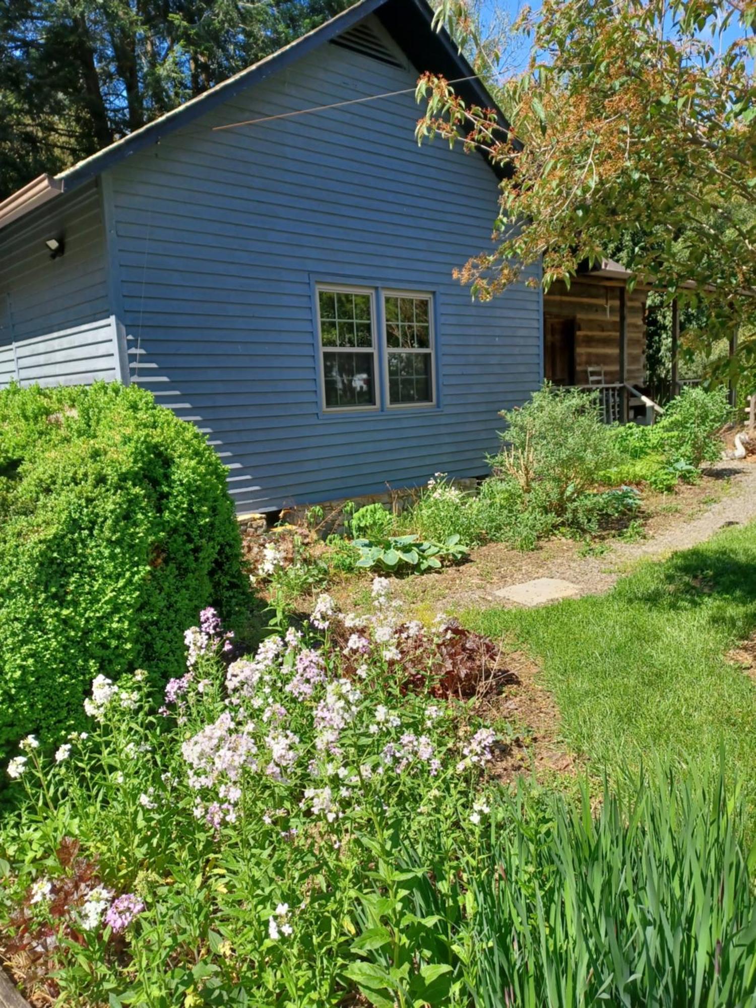 Restored1850S Log Cabin, With Gazebo And Gardens! 1 Mile To Downtown 웨버빌 외부 사진