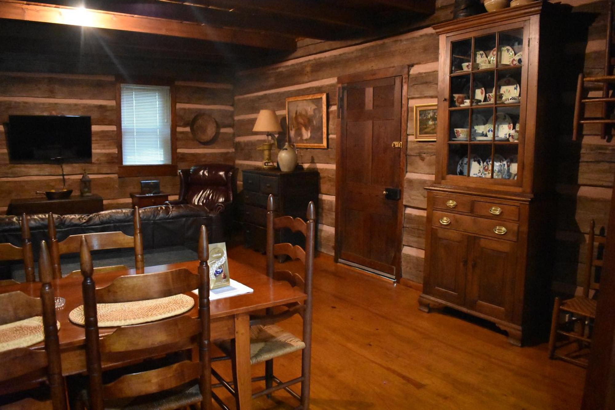 Restored1850S Log Cabin, With Gazebo And Gardens! 1 Mile To Downtown 웨버빌 외부 사진